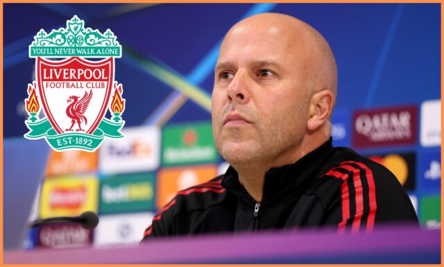 Arne Slot z Liverpoolu bráni Floriana Wirtza Florian Wirtz v akcii za Liverpool