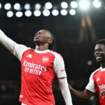 Eberechi Eze oslavuje gól za Arsenal proti Tottenhamu Hotspur