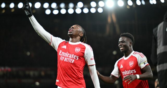 Eberechi Eze oslavuje gól za Arsenal proti Tottenhamu Hotspur