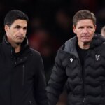 Mikel Arteta, manažér Arsenalu, a Oliver Glasner, manažér Crystal Palace, pozerajú