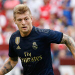 Arsenal a Manchester United sa ukázali ako predskokani pre „ďalšieho Toniho Kroosa“