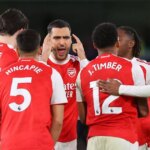 Mikel Merino dáva pokyny svojim spoluhráčom.