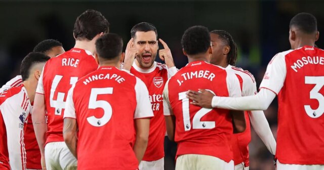 Mikel Merino dáva pokyny svojim spoluhráčom.