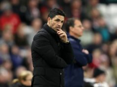 Arsenal dostal nový gólový verdikt Sunderlandu po kontroverznom rozhodnutí z priameho kopu Rozhodca Craig Pawson udelil kontroverzný priamy kop, ktorý viedol k tomu, že Arsenal prepustil Sunderland