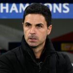 MANCHESTER, ANGLICKO - 5. NOVEMBRA: Phil Foden z Manchestru City oslavuje po tom, čo jeho spoluhráč Erling Haaland strelil druhý gól svojho tímu počas zápasu fázy MD4 Ligy majstrov UEFA 2025/26 medzi Manchestrom City a Borussiou Dortmund na City of Manchester Stadium 5. novembra 2025 v anglickom Manchestri. (Foto: Joe Prior/Visionhaus cez Getty Images)