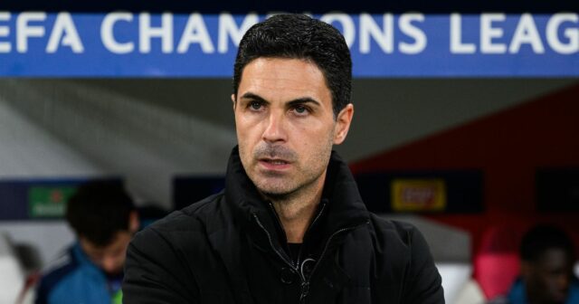 Arsenal dostal varovanie o titule Premier League pred súbojom Liverpool MANCHESTER, ANGLICKO - 5. NOVEMBRA: Phil Foden z Manchestru City oslavuje po tom, čo jeho spoluhráč Erling Haaland strelil druhý gól svojho tímu počas zápasu fázy MD4 Ligy majstrov UEFA 2025/26 medzi Manchestrom City a Borussiou Dortmund na City of Manchester Stadium 5. novembra 2025 v anglickom Manchestri. (Foto: Joe Prior/Visionhaus cez Getty Images)