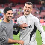Manažér Arsenalu Mikel Arteta s bývalým hráčom Granitom Xhakom po predsezónnom priateľskom zápase medzi Arsenalom a Bayerom 04 Leverkusen na Emirates Stadium 7. augusta 2024 v Londýne, Anglicko