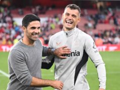 Arsenal dostane podporu pre zranenia, Granit Xhaka prestup pravdu, Mikel Arteta vynesie verdikt Liverpoolu Manažér Arsenalu Mikel Arteta s bývalým hráčom Granitom Xhakom po predsezónnom priateľskom zápase medzi Arsenalom a Bayerom 04 Leverkusen na Emirates Stadium 7. augusta 2024 v Londýne, Anglicko