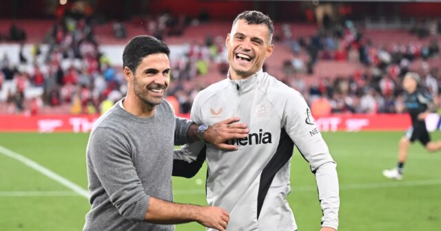 Arsenal dostane podporu pre zranenia, Granit Xhaka prestup pravdu, Mikel Manažér Arsenalu Mikel Arteta s bývalým hráčom Granitom Xhakom po predsezónnom priateľskom zápase medzi Arsenalom a Bayerom 04 Leverkusen na Emirates Stadium 7. augusta 2024 v Londýne, Anglicko