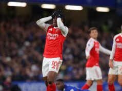 Arsenal musí ľutovať premárnenú príležitosť, pretože sa mu nepodarilo zosadiť desaťčlennú Chelsea Arsenal nedokázal zdolať desaťčlennú Chelsea