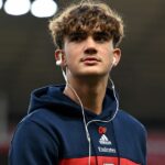 Max Dowman ide na ihrisko.