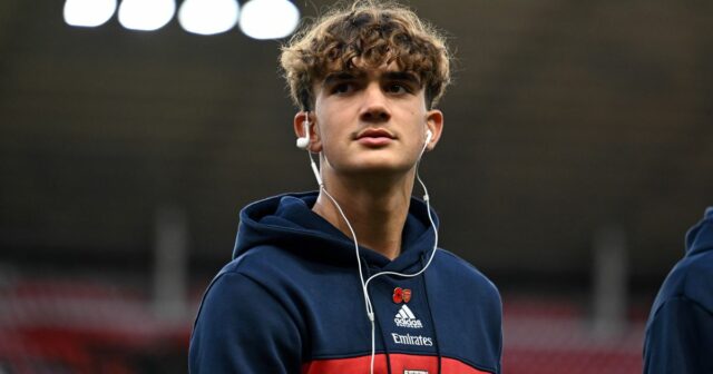 Max Dowman ide na ihrisko.