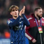 PRAHA, ČESKÁ REPUBLIKA: Mikel Arteta, manažér Arsenalu, berie na vedomie fanúšikom po víťazstve tímov v zápase MD4 fázy Ligy majstrov UEFA 2025/26 medzi SK Slavia Praha a Arsenal FC v Eden Arene 4. novembra 2025. (Foto Gabriel Kuchta/Getty Images)