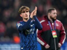 Arteta chváli Dowmanovu „odvahu“ po rekordnom debute CL PRAHA, ČESKÁ REPUBLIKA: Mikel Arteta, manažér Arsenalu, berie na vedomie fanúšikom po víťazstve tímov v zápase MD4 fázy Ligy majstrov UEFA 2025/26 medzi SK Slavia Praha a Arsenal FC v Eden Arene 4. novembra 2025. (Foto Gabriel Kuchta/Getty Images)