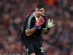 Aston Villa STRIP Emiliano Martinez z vicekapitána: Šéf Unai Emery vysvetľuje rozhodnutie degradovať kontroverzného brankára po tom, čo presadzoval prestup Man United Emiliano Martinez už nie je zástupcom kapitána Aston Villy, potvrdil vo štvrtok Unai Emery