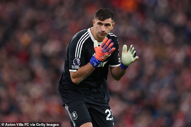 Aston Villa STRIP Emiliano Martinez z vicekapitána: Šéf Unai Emery Emiliano Martinez už nie je zástupcom kapitána Aston Villy, potvrdil vo štvrtok Unai Emery