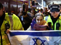 Aston Villa vs Maccabi Tel Avivská polícia vydala po noci protestov dôležité aktualizácie Policajti odprevadia ženu s izraelskou vlajkou preč od propalestínskych demonštrantov pred Villa Park