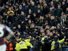Aston Villa vs Young Boys ZASTAVENÁ, pretože fanúšikovia vonku „usadzujú miesta na polícii“ v násilných scénach Aston Villa vs Young Boys ZASTAVENÁ, pretože fanúšikovia vonku „usadzujú miesta na polícii“ v násilných scénach
