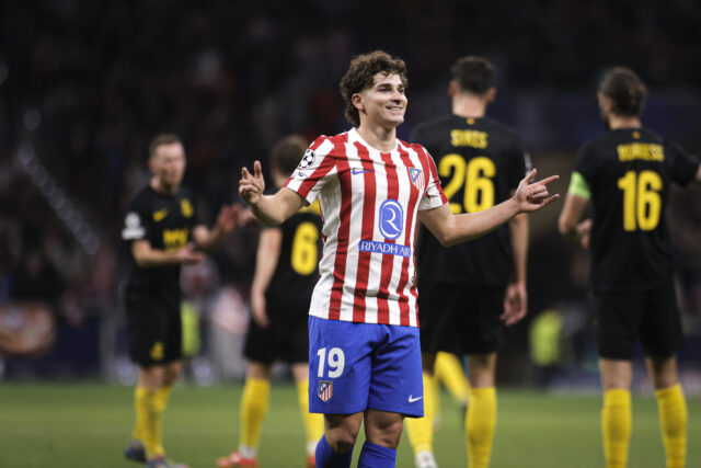 Antoine Griezmann bojuje o loptu.