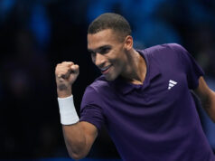 Auger-Aliassime porazil Zvereva a dostal sa do semifinále ATP Finals a Sinner zostáva perfektný Download app from appStore