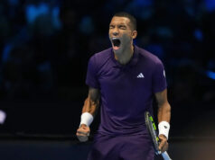 Auger-Aliassime udržiava posledné štyri nádeje nažive tým, že vo finále ATP porazil Sheltona Download app from appStore