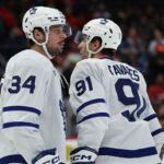 Auston Matthews a John Tavares uvádzajú problémy s konzistenciou po tom, čo "naozaj nevyspelí" Leafs premrhali dvojgólový náskok a prehrali s Hurricanes