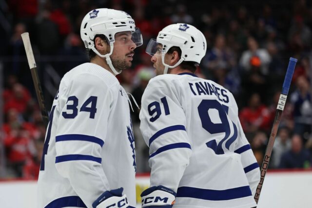 Auston Matthews a John Tavares uvádzajú problémy s konzistenciou po tom, čo "naozaj nevyspelí" Leafs premrhali dvojgólový náskok a prehrali s Hurricanes
