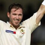 Austrálčan Damien Martyn dvíha palicu a prilbu po tom, čo skóroval storočie proti Indii počas prvého dňa tretieho kriketového testovacieho zápasu v Nagpur, India, utorok 26. októbra 2004. (AP Photo/Aman Sharma)