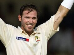 Austrália vs. Anglicko – The Ashes LIVE: Steve Smith je zbitý anglickým rivalom kvôli úžasnému útoku tesne pred začiatkom prvého testu Austrálčan Damien Martyn dvíha palicu a prilbu po tom, čo skóroval storočie proti Indii počas prvého dňa tretieho kriketového testovacieho zápasu v Nagpur, India, utorok 26. októbra 2004. (AP Photo/Aman Sharma)