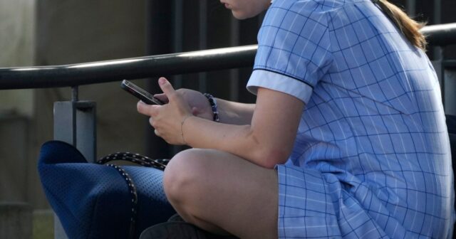 Austrália zastavuje zákazy na stránkach „nudify“ využívaných na zneužívanie detí generovaných AI | Správy zo sociálnych médií
