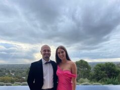 Austrálska kriketová hviezda odhaľuje, prečo CHCE byť sánkovaný armádou Barmy v Ashes Weatherald a manželka Rachel Pearceová (na obrázku) sa zosobášili na talianskom pobreží Amalfi v roku 2024