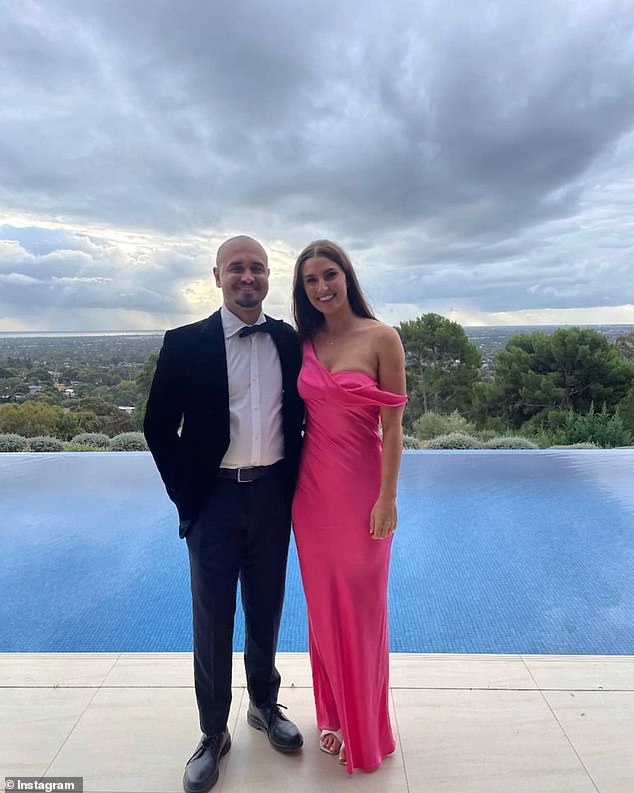 Austrálska kriketová hviezda odhaľuje, prečo CHCE byť sánkovaný armádou Barmy Weatherald a manželka Rachel Pearceová (na obrázku) sa zosobášili na talianskom pobreží Amalfi v roku 2024