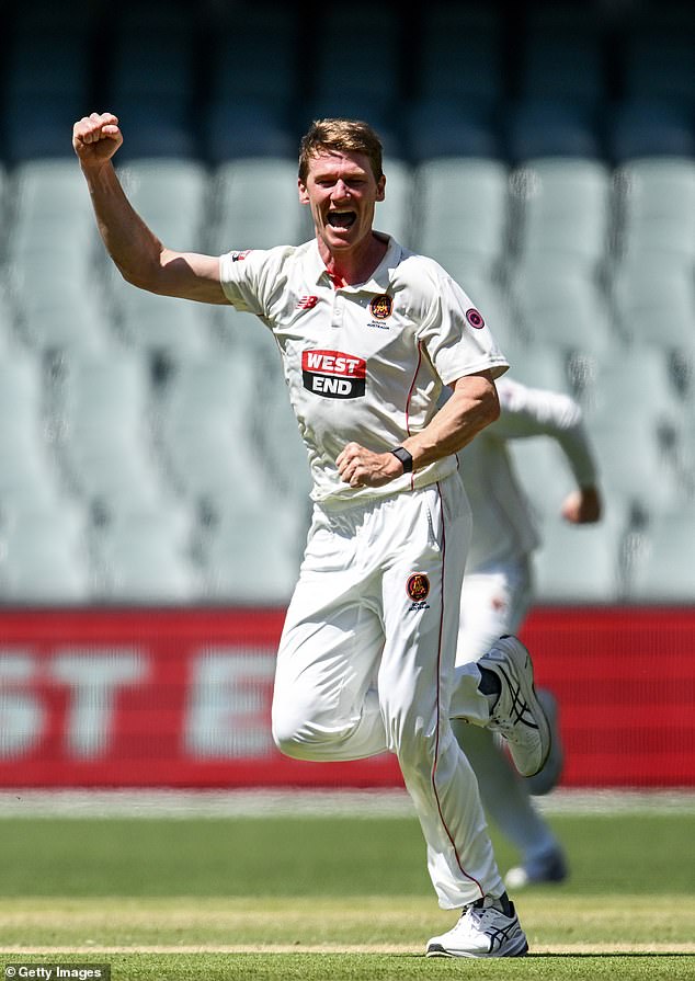 Austrálsky kriketový tím sa chystá urobiť ohromujúci krok po prvýkrát Brendan Doggett (na snímke) je nastavený na víťazstvo v Austrálii v prvom teste Ashes. Bude to vôbec prvýkrát, čo Austrálska testovacia strana postavila dve domorodé hviezdy do jedného tímu