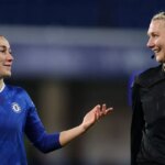 Rozhodca Tess Olofsson reaguje s Lucy Bronze z Chelsea