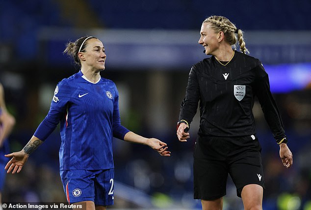 BBC sa prinútila ospravedlniť sa po zhasnutí svetiel na Stamford Chelsea bola nútená zastaviť hru po výpadku elektriny na Stamford Bridge