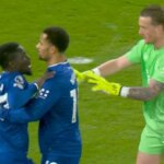 BREAKING: Hviezda Evertonu bola vylúčená za STRIKING vlastného spoluhráča v nahnevanej zrážke počas zápasu Man Utd