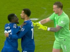 BREAKING: Hviezda Evertonu bola vylúčená za STRIKING vlastného spoluhráča v nahnevanej zrážke počas zápasu Man Utd BREAKING: Hviezda Evertonu bola vylúčená za STRIKING vlastného spoluhráča v nahnevanej zrážke počas zápasu Man Utd