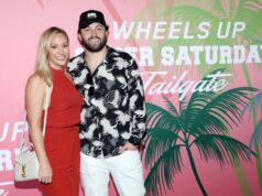 Baker Mayfield si hravo rýpne do manželky Emily, keď Bucsovi spoluhráči navrhujú mená pre chlapčeka logo pochodového šialenstva