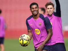 Barcelona uštedrila veľkú ranu zraneniu Chelsea, keď Hansi Flick dostal aktualizáciu Marcusa Rashforda Marcus Rashford sa na tréningu usmieva.