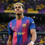 Lamine Yamal z FC Barcelona sa pozerá pred zápasom LaLiga EA Sports medzi Real Madrid CF a FC Barcelona na Estadio Santiago Bernabeu 26. októbra 2025 v Madride, Španielsko.
