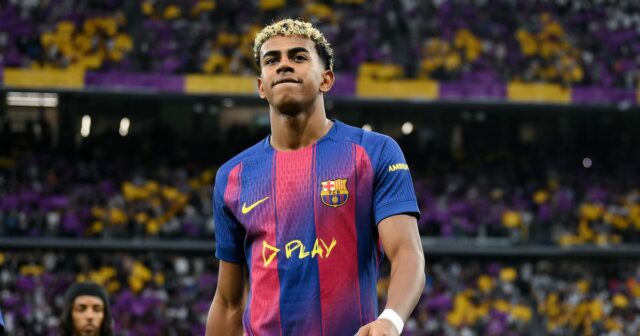 Lamine Yamal z FC Barcelona sa pozerá pred zápasom LaLiga EA Sports medzi Real Madrid CF a FC Barcelona na Estadio Santiago Bernabeu 26. októbra 2025 v Madride, Španielsko.