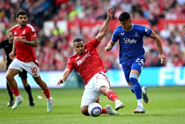 Barcelonský rival Arsenal & Chelsea pre prestupový cieľ Premier League
