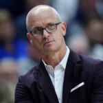 Basketbalová NCAA: Dan Hurley z UConn sa po prehre s Arizonou rozčuľuje