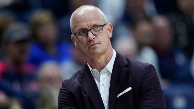 Basketbalová NCAA: Dan Hurley z UConn sa po prehre s Arizonou rozčuľuje
