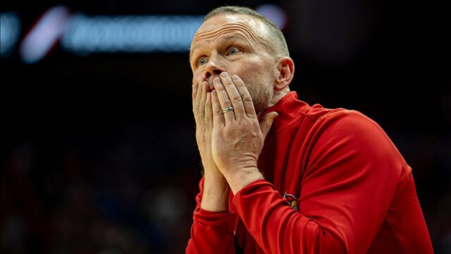 Basketbalová NCAA: Hlavný tréner Louisville utrpel bizarné zranenie prstov Basketbalová NCAA: Hlavný tréner Louisville utrpel bizarné zranenie prstov