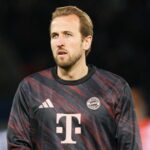 Harry Kane (Bayern Mníchov) sa pozerá na zápas 1. Bundesligy medzi FC Bayern München a Leverkusen v Allianz aréne v Mníchove, Nemecko 1. novembra 2025. (Foto Ulrik Pedersen/NurPhoto cez Getty Images)