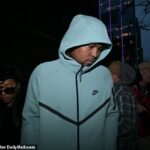 Nadhadzovača Cleveland Guardians Luisa Ortiza videli po jeho obvinení opúšťať budovu súdu