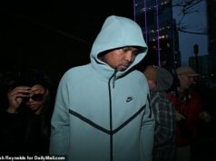 Bejzbalová hviezda obvinená z falšovania ihrísk odchádza zo súdu po tom, čo bola obvinená z bombového vyšetrovania hazardných hier Nadhadzovača Cleveland Guardians Luisa Ortiza videli po jeho obvinení opúšťať budovu súdu