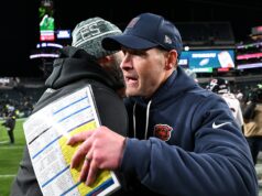 Ben Johnson oslavuje víťazstvo Bears nad Eagles bez trička v divokom videu Ben Johnson oslavuje víťazstvo Bears nad Eagles bez trička v divokom videu