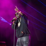 Bengalúrsky dav omráčil speváka Akona spevom RCB pred aukciou IPL 2026 (sledovať)